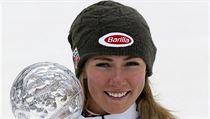 Američká lyžařka Mikaela Shiffrinová převzala malý glóbus.