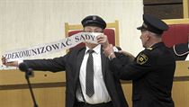 Protestujc mu naruil zasedn polskho stavnho soudu ve Varav.