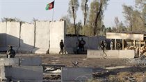 Afghnt vojci na stri ped branami letit v Kandahru.