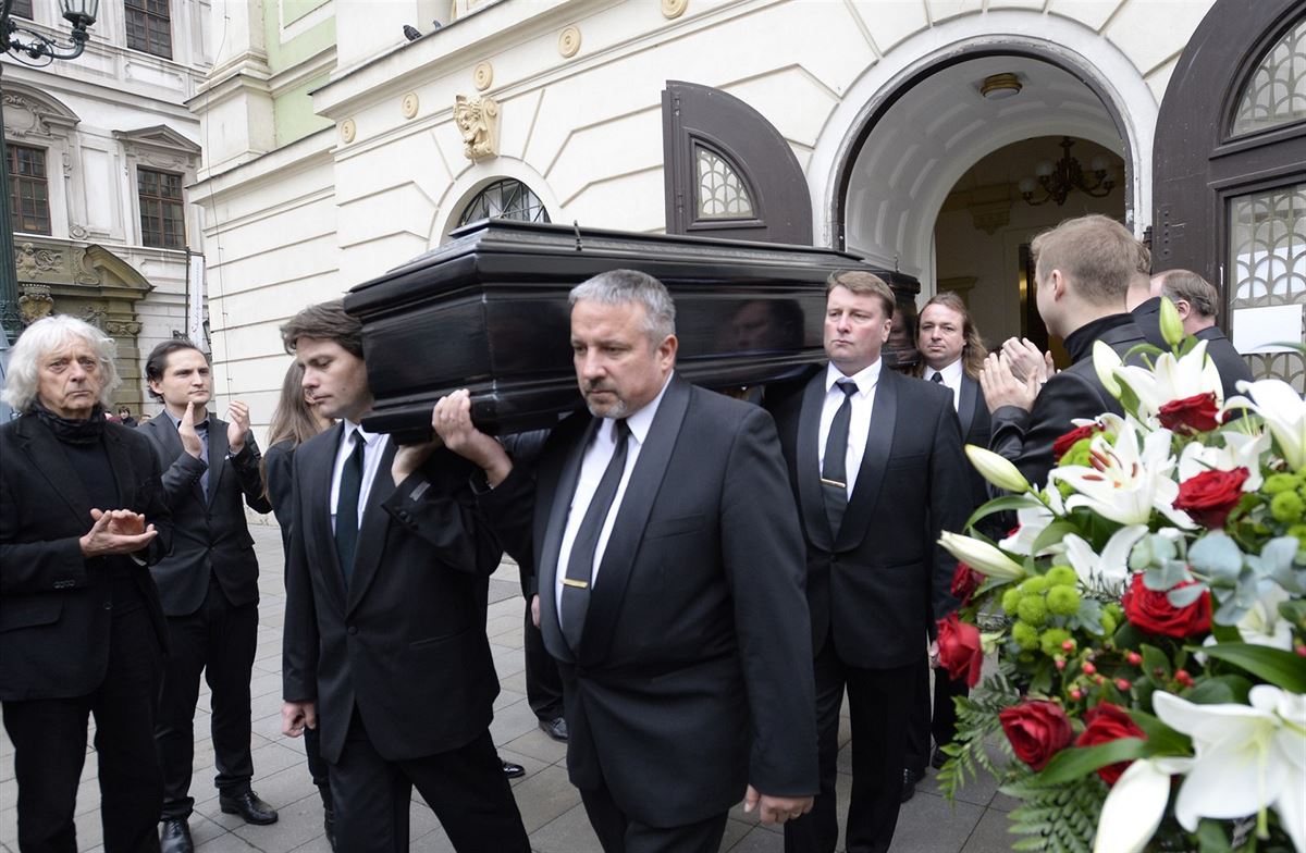 Ve Stavovském divadle v Praze se ve st�edu rodina, kolegové a p�átelé...