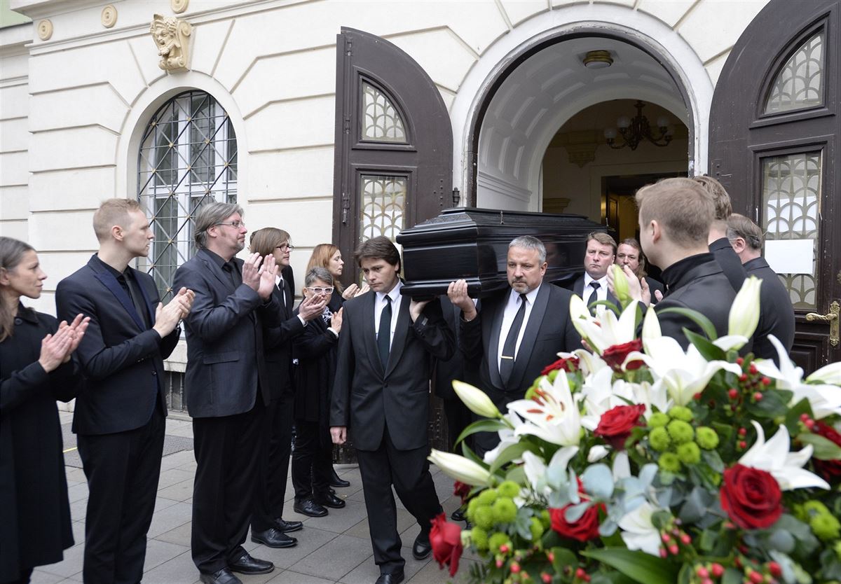 V �estné strá�i u katafalku s rakví se vyst�ídali �lenové i z dal�ích pra�ských...