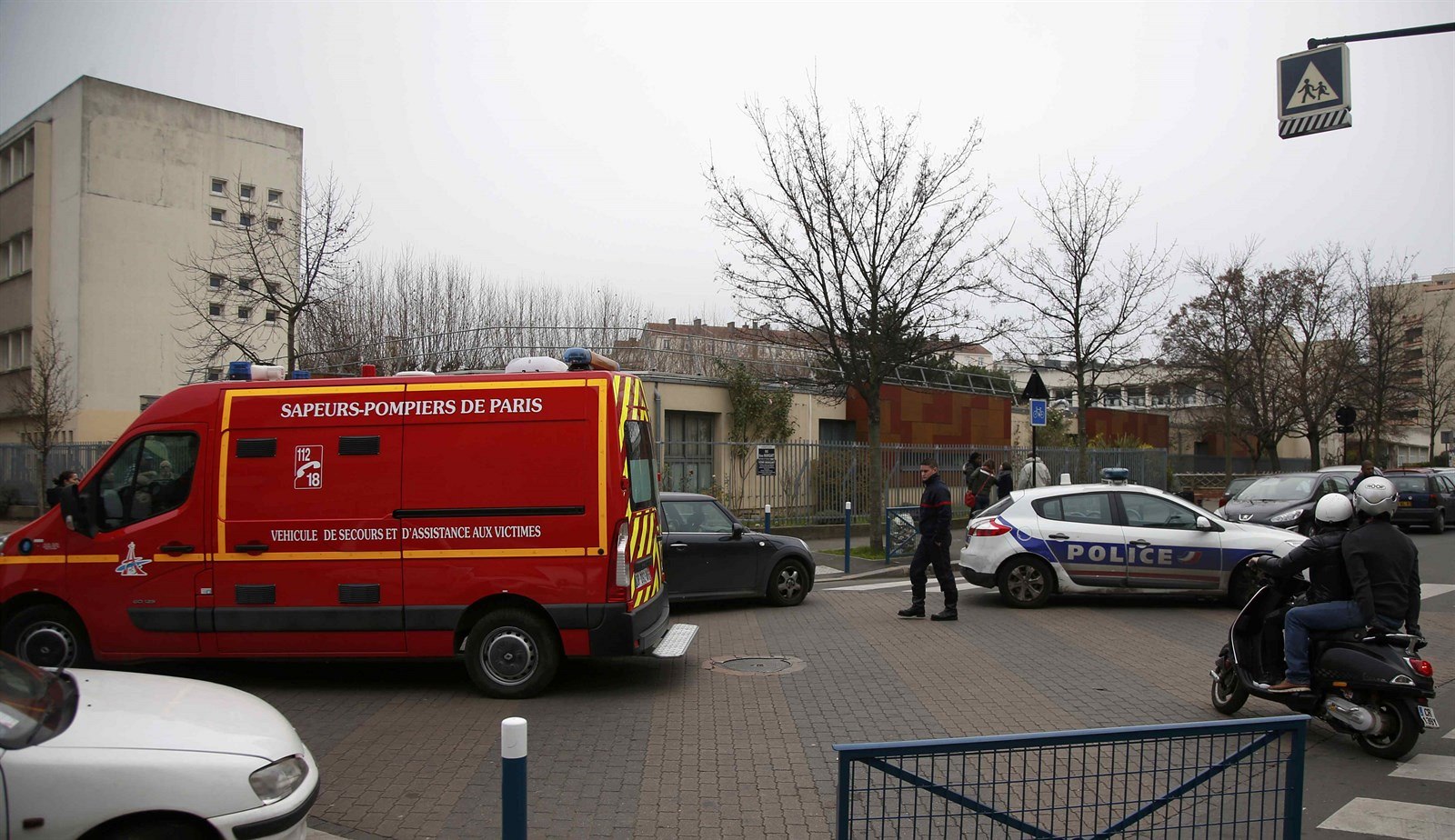 Francouzská policie a hasi�i na míst� útoku.