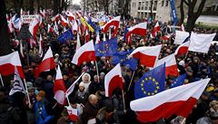 Demonstranti proti antidemokratickým krokm vládnoucí strany Právo a...