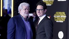 Producent George Lucas (vlevo) a reisér  J.J. Abrams na premiée filmu Star...