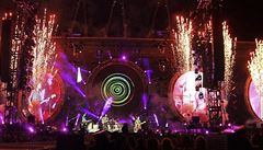 Ponoeni v cukrkandlu. Praské vystoupení kapely Coldplay v roce 2012.