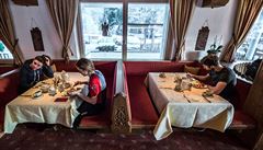 etí biatlonisté snídají na hotelu v Hochfilzenu.
