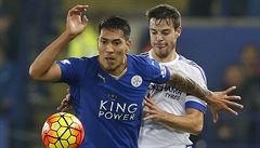 Domácí Leonardo Ulloa, jeho� brání Cesar Azpilicueta.