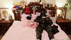 Darth Nikolajevi Vader v posteli s kníkou, obloený hrakami.