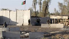 Afghántí vojáci na strái ped branami letit v Kandaháru.