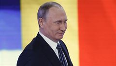 Vladimir Putin pichází na výroní tiskovou konferenci.