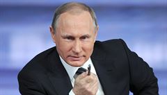 Vladimir Putin zodpovídá otázky noviná na tradiním brífinku.