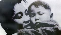 V náru�í otce. Malý Kim �ong-il na snímku z roku 1946