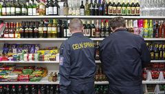 Celníci kontrolují láhve s alkoholem (ilustrační foto). | na serveru Lidovky.cz | aktuální zprávy