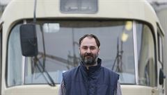 Vedoucí opraven pra�ského dopravního podniku Jaroslav Janda. Za ním...