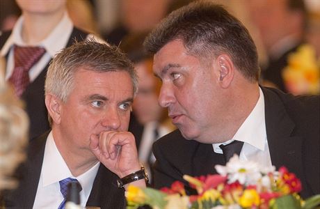Vratislav Myn, vlevo, vedouc kancele prezidenta Miloe Zemana s Martinem...