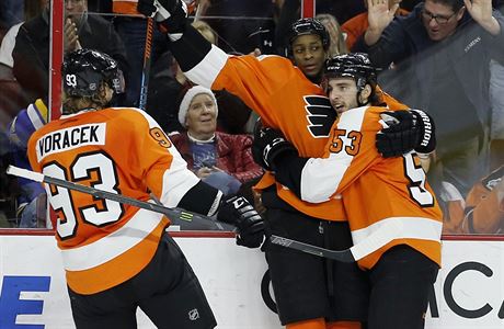 Hrái Philadelphia Flyers' oslavují gól: zprava Shayne Gostisbehere, Wayne...
