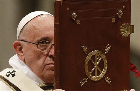 Pape Frantiek s knihou evangeli.