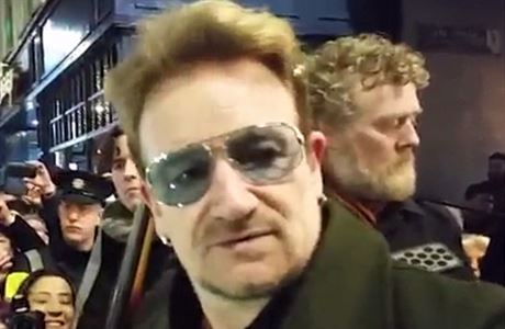 Bono a Hansard zazpívali v Dublinu pro bezdomovce.