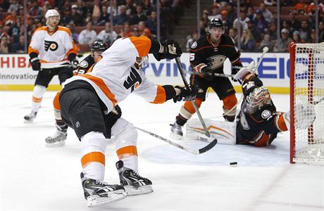 Útoník Philadelphia Flyers Jakub Voráek stílí gól do sít Anaheimu Ducks