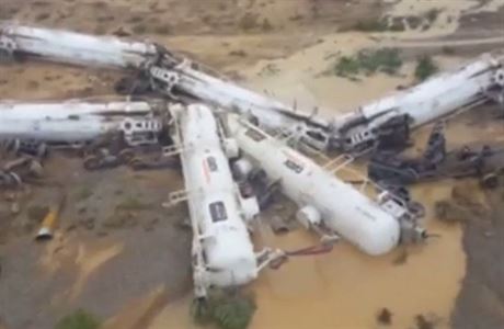 V Austrálii vykolejil vlak s 26 vagony vezoucí zhruba 200 tisíc litr kyseliny...