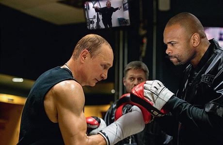 Putin je v kalendi vyobrazen i jako boxer.