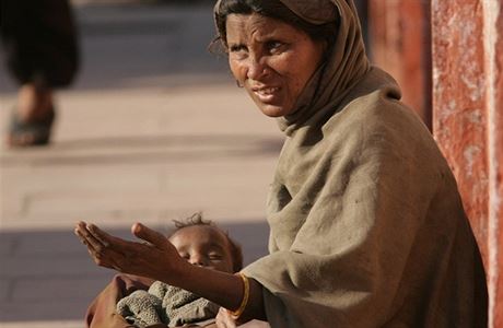 V Indii kadoron zeme pes 300 tisíc novorozenc.