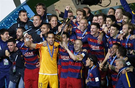 Fotbalisté Barcelony s trofejí za vítzství v mistrovství svta klub.