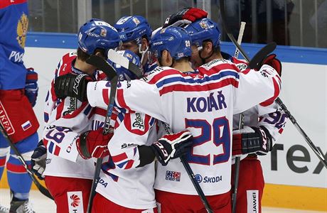 etí hokejisté oslavují jeden z gól v zápase s Ruskem.