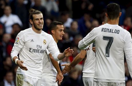 Gareth Bale (vlevo) pijímá gratulaci od Cristiana Ronalda.