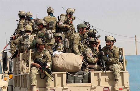 Speciln jednotky afghnsk armdy vyrej do boje s ozbrojenci...