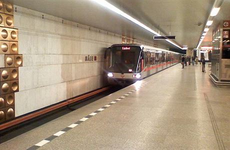 Pokud budou muset poslanci za jízdu MHD platit, Praha nemusí dostat dotace na pokraování stavby metra.