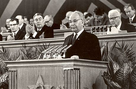 V roce 1971 na XIV. sjezdu KS. Za Husákem sedí zleva L. trougal, L.I.Brenv...