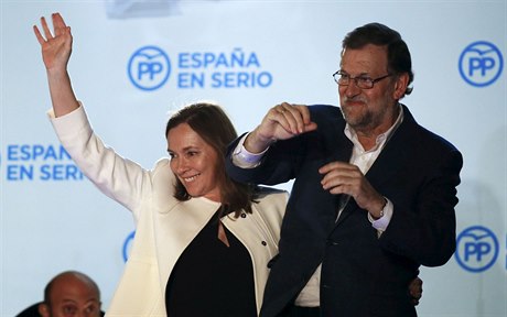 panlský ministr Mariano Rajoy zdraví své píznivce po parlamentních volbách,...