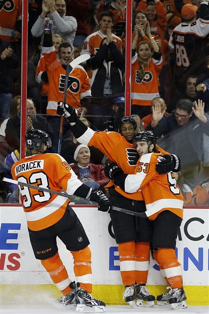 Hráči Philadelphia Flyers' oslavují gól: zprava Shayne Gostisbehere, Wayne...