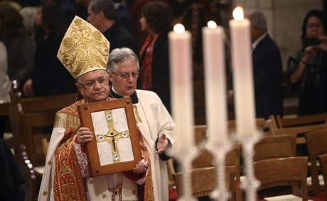 Jeruzalémský patriarcha Fouad Twal pi plnoní mi.