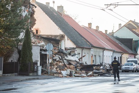 Na míst rodinného domu v Lidické ulici pokrauje  vyetování píin výbuchu a...