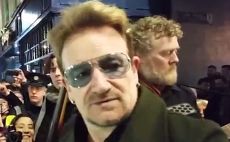 Bono a Hansard zazpívali v Dublinu pro bezdomovce.