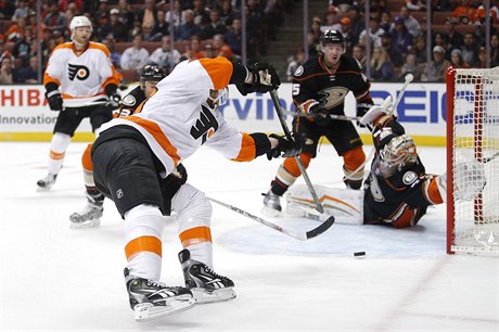 Útočník Philadelphia Flyers Jakub Voráček střílí gól do sítě Anaheimu Ducks
