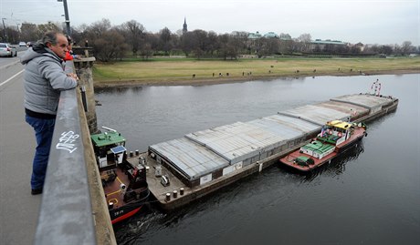 eská lo uvízla pod Mariánským mostem v centru Dráan.