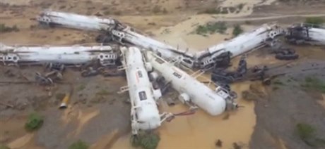 V Austrálii vykolejil vlak s 26 vagony vezoucí zhruba 200 tisíc litr kyseliny...