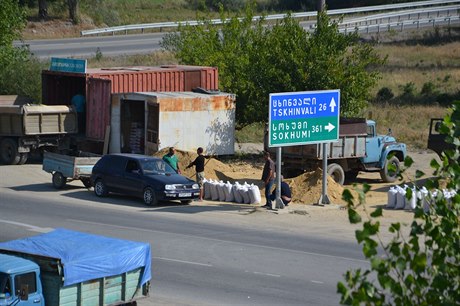 Tabule ukazuje vzdálenosti do hlavního msto Jiní Osetie a Abcházie.