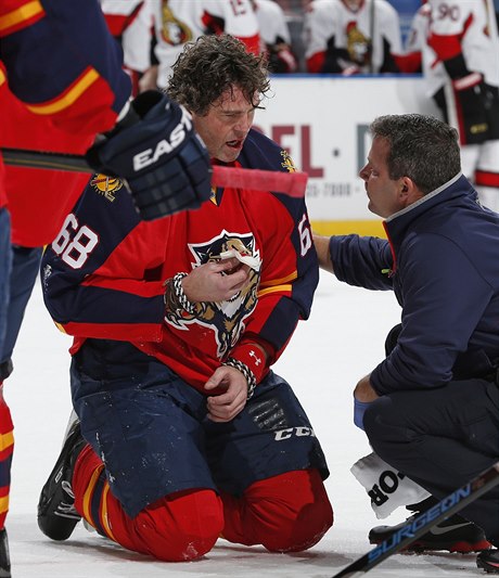 Jaromír Jágr p�i�el p�i utkání s Ottawou o �ty�i zuby.