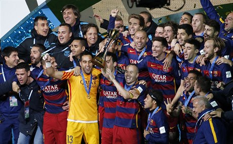 Fotbalisté Barcelony s trofejí za vítzství v mistrovství svta klub.