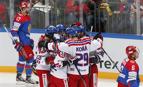 Čeští hokejisté oslavují jeden z gólů v zápase s Ruskem.