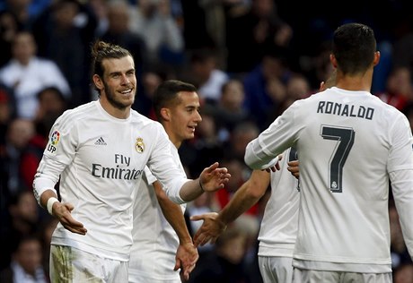 Gareth Bale (vlevo) přijímá gratulaci od Cristiana Ronalda.