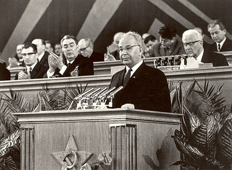 V roce 1971 na XIV. sjezdu KS. Za Husákem sedí zleva L. trougal, L.I.Brenv...