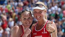 Česká beachvolejbalová dvojice Kristýna Kolocová (vlevo) a Markéta Sluková.