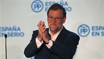 Pedseda konzervativnch lidovc Mariano Rajoy se raduje z vtzstv sv strany...