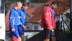 Branká Pavel Srníek (vpravo) na reprezentaním tréninku se spoluhrái...