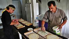 tyicátník Samir, kucha z Damaku, si v táboe otevel krámek s mouggnat...